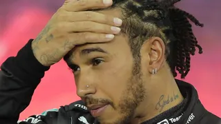 Lewis Hamilton recebe o título de Cavaleiro da Ordem do Império Britânico