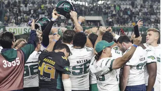 Faixas, palmas e balões: Coritiba homenageia vítimas de acidente do Crocodiles no Couto