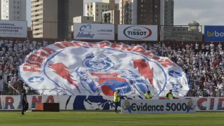 Torcida organizada cobra elenco do Paraná em treino na Vila Capanema