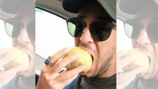 Após título estadual, jogador do Atlético come coxinha para tripudiar o Coritiba