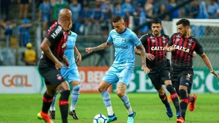 Paraná sofre placar cruel e Atlético prossegue “mês perfeito” com Diniz