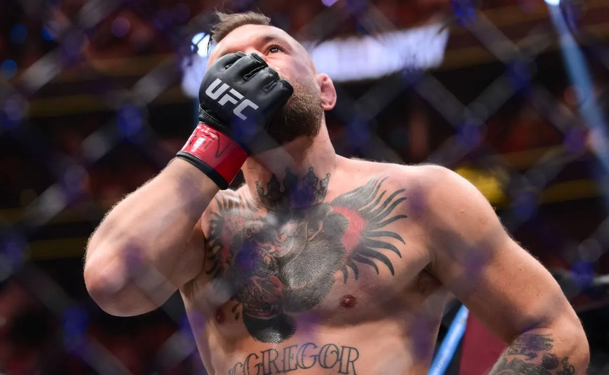 Conor McGregor no octógono durante o UFC 329, evento em que sofreu uma grave lesão no joelho.