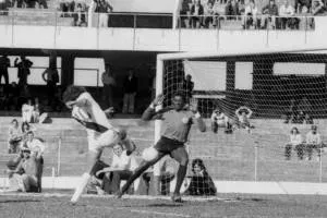 Jairo e Roberto Dinamite duelam pelo Brasileiro de 1975.