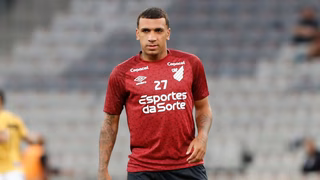 Atacante ex-Flamengo completa 100 dias afastado no Athletico