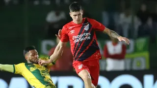 Zapelli supera números de 2023 pelo Athletico e recebe elogios