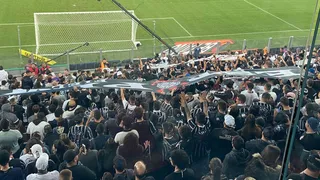 Organizadas proibidas? Torcida do Corinthians entra e estende faixas na Arena