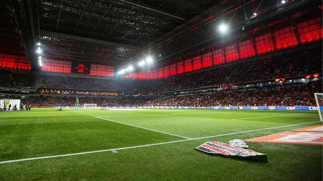 Gramado sintético da Arena da Baixada completa dez anos da instalação.