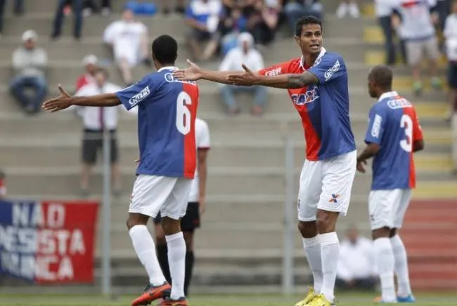 Naylhor lamenta a desclassificação do Paraná diante do Atlético (Foto: Albari Rosa / Gazeta do Povo)