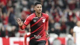 Athletico encaminha venda de Abner para o Betis, da Espanha