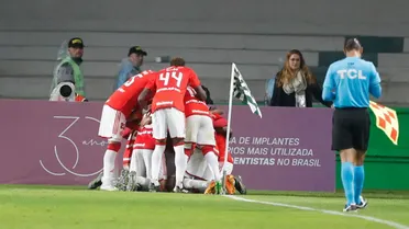 Coxa perde para o Inter em casa, segue na lanterna e afunda em crise no Brasileirão