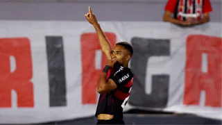 Athletico vira sobre o São Paulo com brilho de Leozinho e se mantém no G4