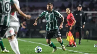 Willian Farias supera lesões, retoma faixa de capitão e ajuda em melhora do Coritiba