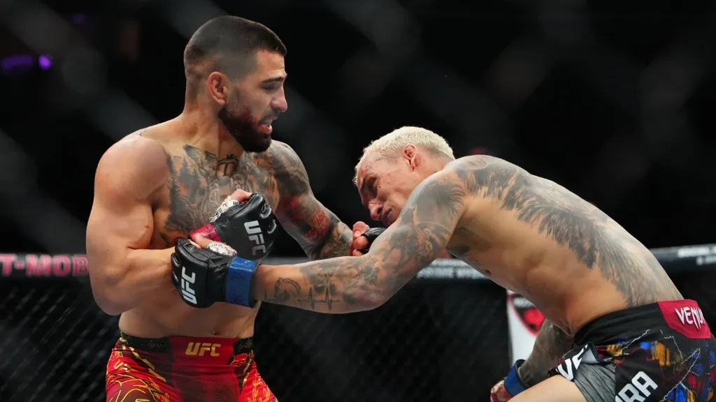 Ilia Topuria e Charles Oliveira no UFC 317. Foto: Icon sport