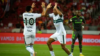 Coxa aproveita homem a mais, vence Inter em jogo frenético e quebra tabu no Beira-Rio