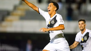 Athletico encaminha contratação de volante líder em desarmes da Série B