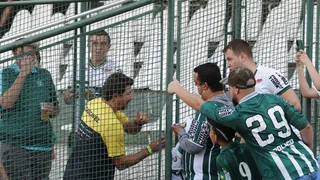 Torcedores do Coritiba tietam Tcheco antes de jogo contra o Cascavel