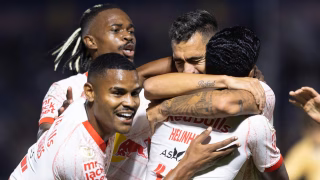 Com um a mais, Athletico é batido pelo Bragantino e segue estacionado no Brasileirão