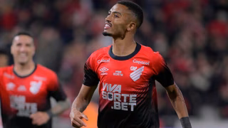 Athletico está perto de entrar para a história da Série B
