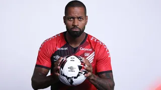 Dedé assina contrato de produtividade e fecha com o Athletico até dezembro