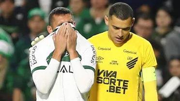 Lateral do Coritiba pede desculpas após expulsão no Atletiba