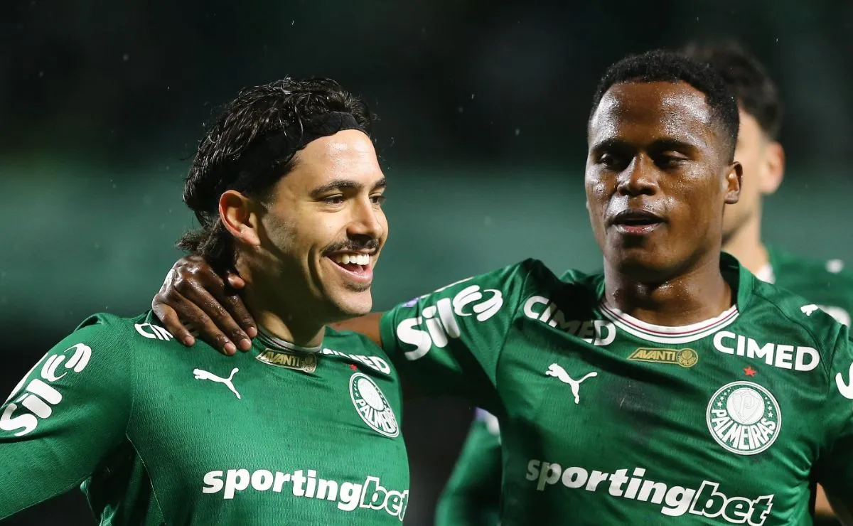 O meia Maurício comemora um dos gols da vitória do Palmeiras por 3 a 1 sobre o Coritiba, no Couto Pereira, pela 19ª rodada do Campeonato Brasileiro.