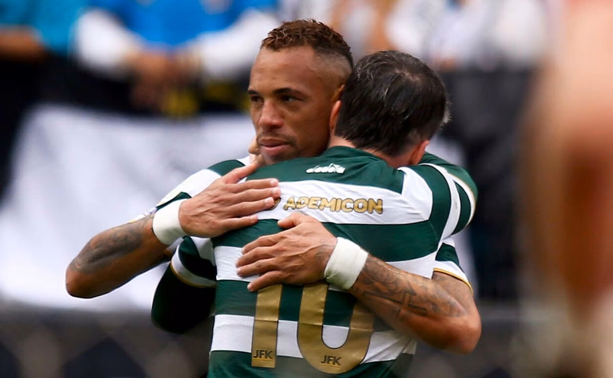 Breno Lopes abraça o meia Josué durante comemoração de gol do Coritiba contra o Santos.