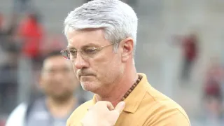 Athletico está no mercado e vai contratar, garante Odair: “Melhor gastar agora”