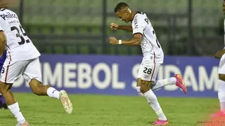 Vitinho marca e garante vitória magra do Athletico contra o Metropolitanos