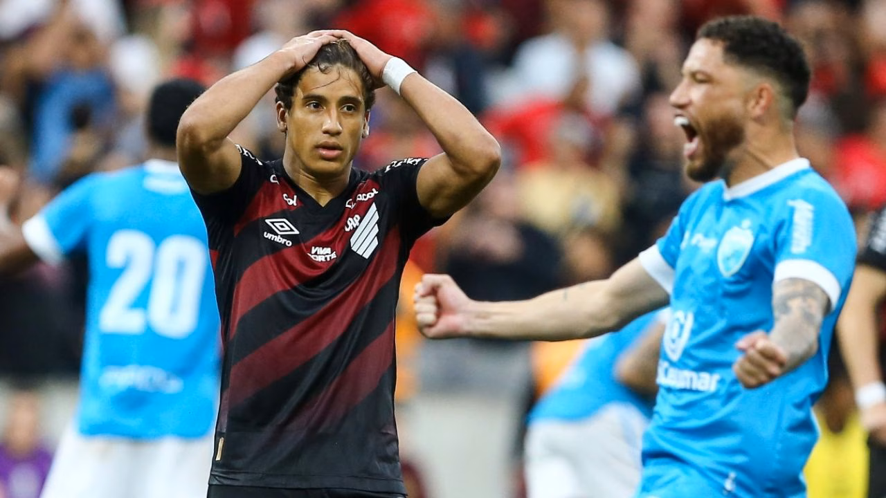 João Cruz, do Athletico, lamenta após perder pênalti contra o Londrina na Arena da Baixada pelo Paranaense 2026.