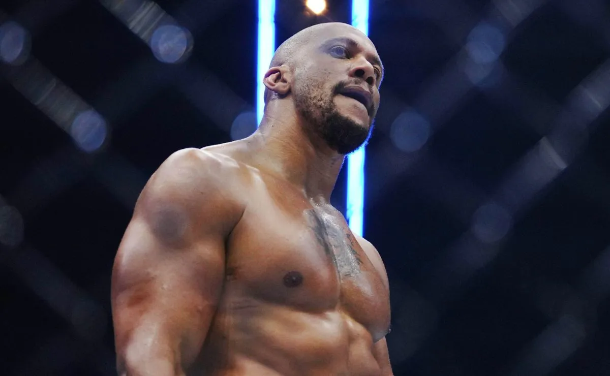Ciryl Gane comemora nocaute sobre Alex Poatan no UFC Casa Branca