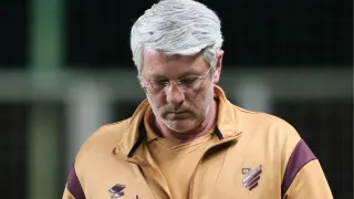 Jogador fora dos planos de técnico reforça o Athletico na Taça FPF