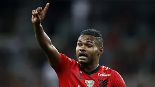 Com propostas em mãos, Nikão define futuro no Athletico
