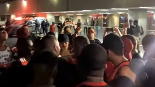 Torcida do Flamengo faz protesto em aeroporto, mas delegação do time evita contato