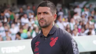 Novo técnico: Athletico negocia com ídolo para substituir Varini