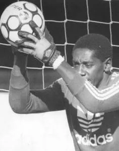 Jairo agarra a bola clássica da Topper, sonho de consumo de 11 entre 10 piás durante os anos 80 e 90.