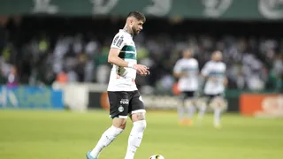 Possível substituto de Igor Paixão, Fabrício Daniel celebra momento no Coritiba