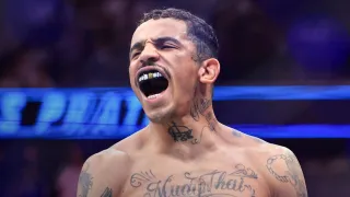 Sensação do UFC, brasileiro viraliza ao fumar em entrevista coletiva