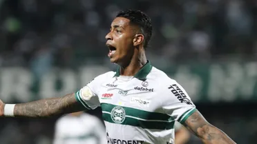 Coritiba afasta Alef Manga de treinos no CT; futuro de jogador segue indefinido