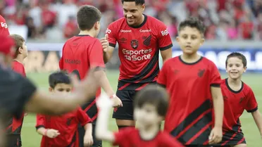 Ovacionado, fenômeno Vitor Roque se despede da torcida do Athletico na Ligga Arena