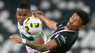 Trave “ajuda”, mas Coritiba perde a 11ª fora com falhas da defesa e lance polêmico