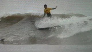 Fotos mostram “tubarão” cercando surfista em Matinhos