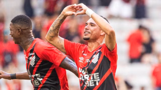 Athletico tem ajuda do VAR e avança às semifinais do Paranaense