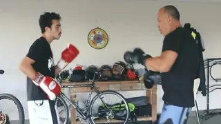 Wanderlei Silva “sai na mão” com o filho em treino de muay thai; veja o vídeo