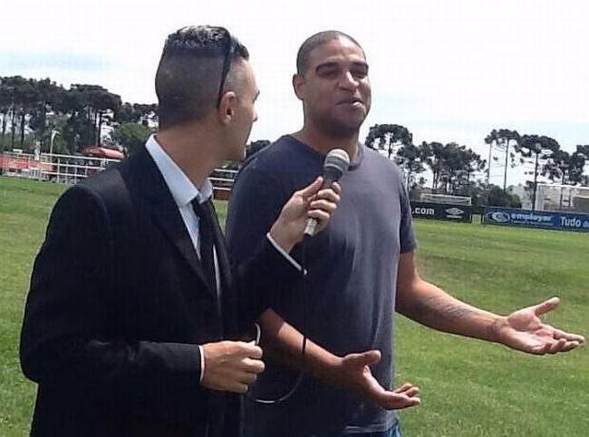 Na chegada ao CT do Caju, Adriano dá entrevista ao programa CQC da Itália: Imperador no Atlético já chama a atenção da imprensa interancional (Crédito: Divulgação MCAtrês)
