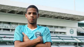 Coxa vende zagueiro para time da Segundona inglesa; lateral rescinde contrato