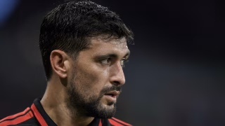 Gringo do Athletico supera craque do Flamengo e lidera estatística nas principais ligas