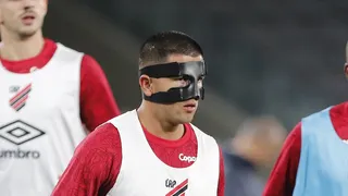 Esquecido! Zagueiro do Athletico completa cinco meses sem jogar e futuro é incerto