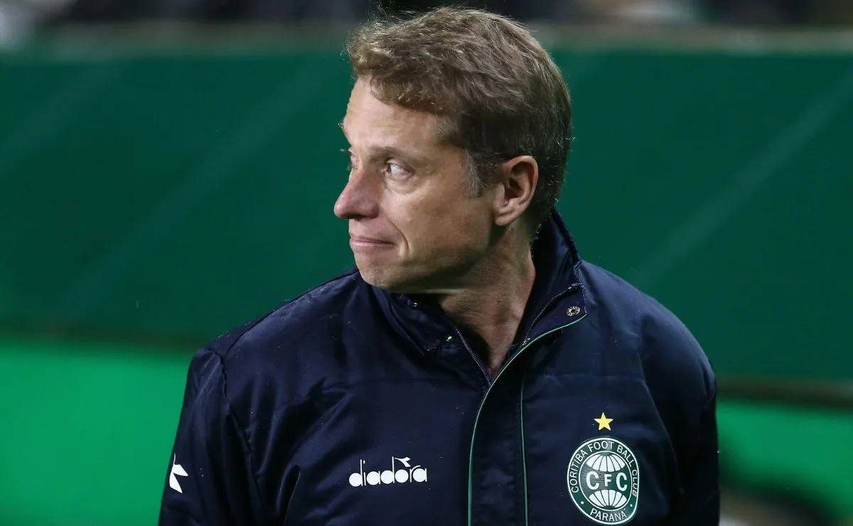 Fernando Seabra observa a partida do Coritiba no banco de reservas durante o duelo contra o Palmeiras, no Couto Pereira, pelo Campeonato Brasileiro.