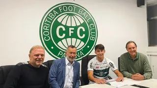 Coritiba anuncia meia da seleção do Paraguai