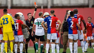 Árbitro explica PM em campo após expulsão do Paraná Clube e relata arremessos de objetos
